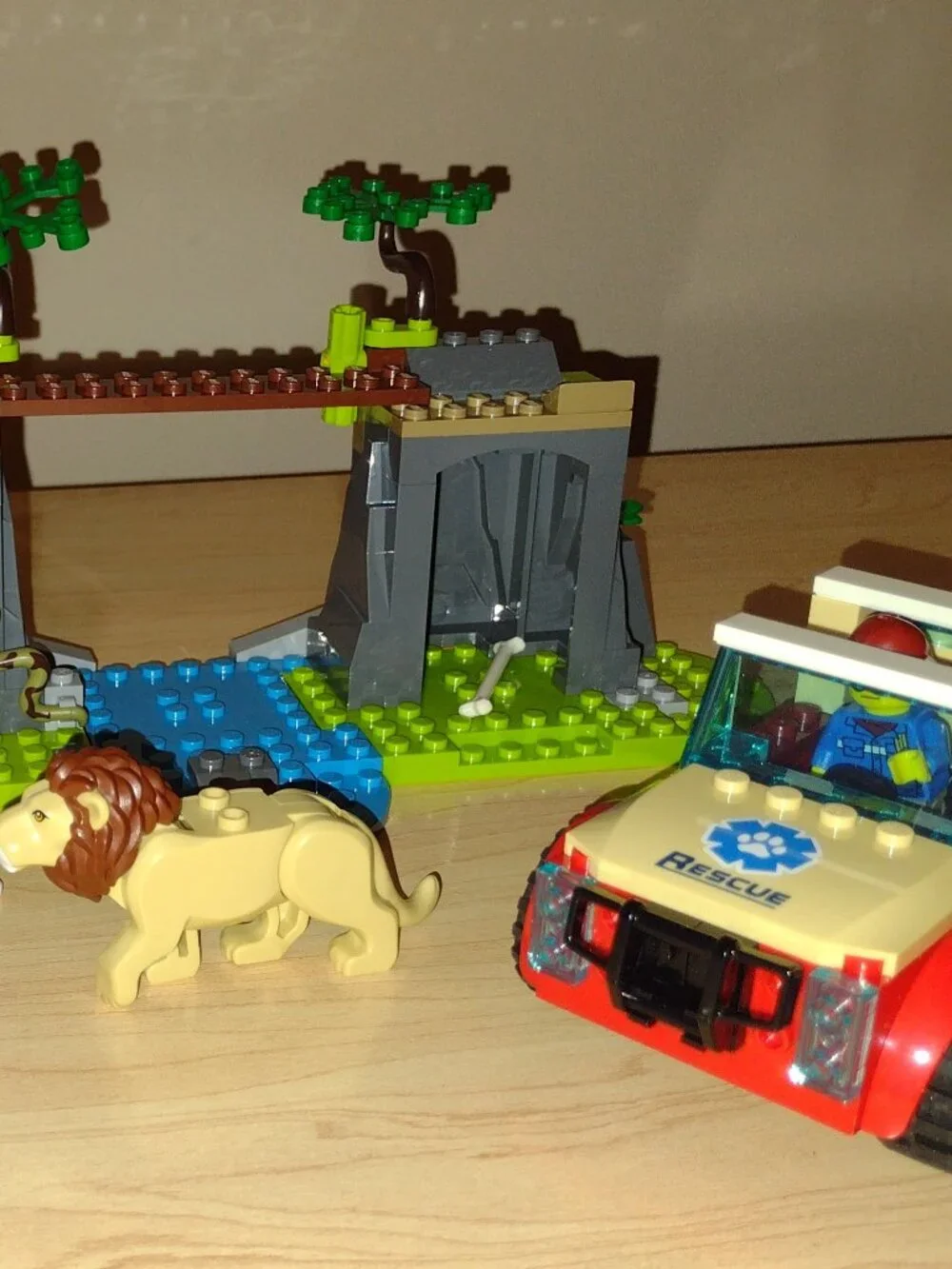 Lego 60301 Wildlife Rescue Off-Roader, like new with all pieces and box - Picture 3 of 15
